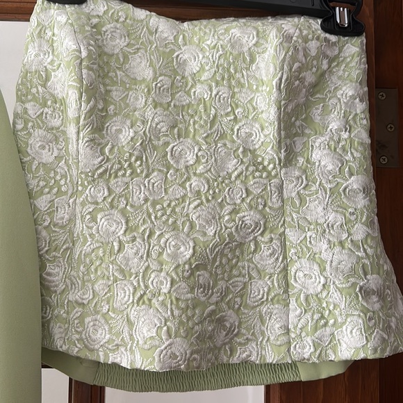 Gorgeous embroidered Jack with matching bustier. 💚 - Picture 2 of 7